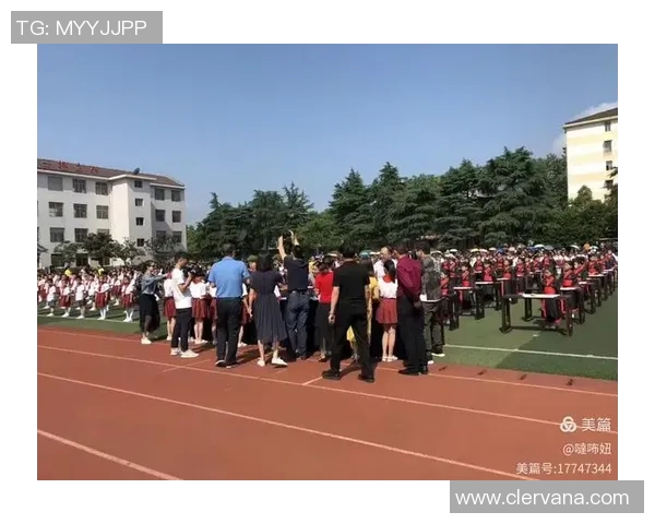 在阳光明媚的下午我们一起踢足球的快乐时光 在阳光明媚的下午我们一起踢足球的快乐时光